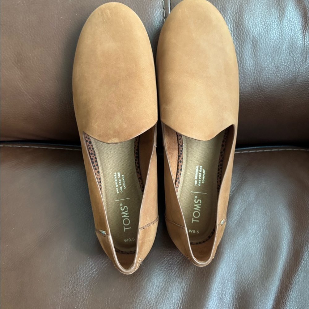 TOMS Women's Tan Slip-On Shoes - Picture 3 of 10
